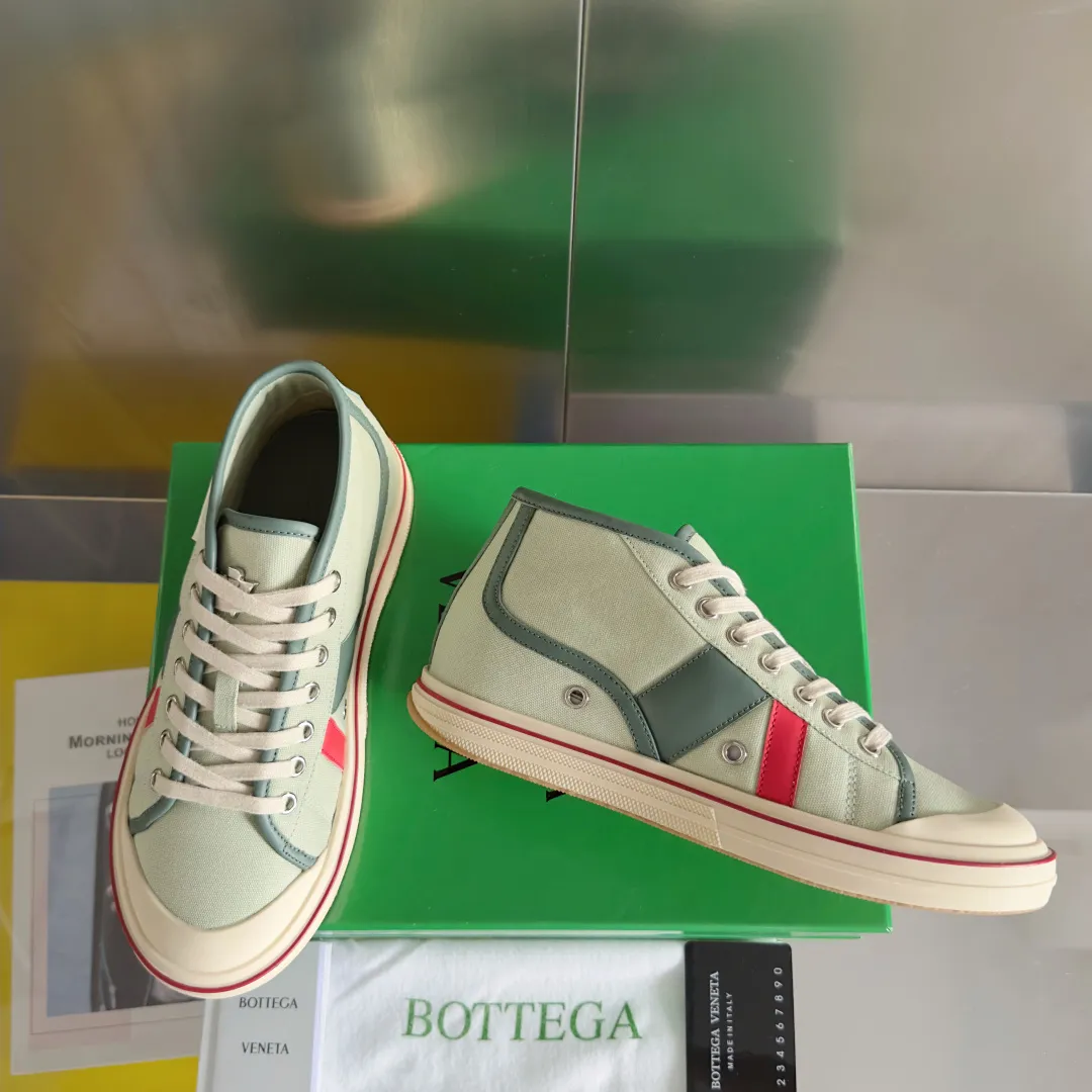 Top version: Couple model 580💰 Bottega Veneta Bottega Veneta BV’s latest Eliot series retro basketball shoes casual sports canvas shoes Bottega Veneta 2025 spring and summer show new shoes Eliot is on the market. Inspired by retro basketball sneakers, the color combination highlights youthful vitality and perfectly interprets the theme of youth and childlike innocence. The details are also very particular. The summer canvas brings excellent durability and comfort. Designs such as calfskin trim, rubber toe caps and hand-painted retro red lines are full of retro feel. The round toe and convex sole add a modern feel. Exquisite packaging at the delivery counter🛍📦 ▪️Fabrics: Original customized high-density canvas + cowhide ▪️Inner lining: Original customized breathable canvas ▪️Sole: Original open-molded anti-slip TPU material ▪️Sole thickness: 3CM ▪️Size: Women’s 35-41 / [Men’s 39-45 pre-sale]